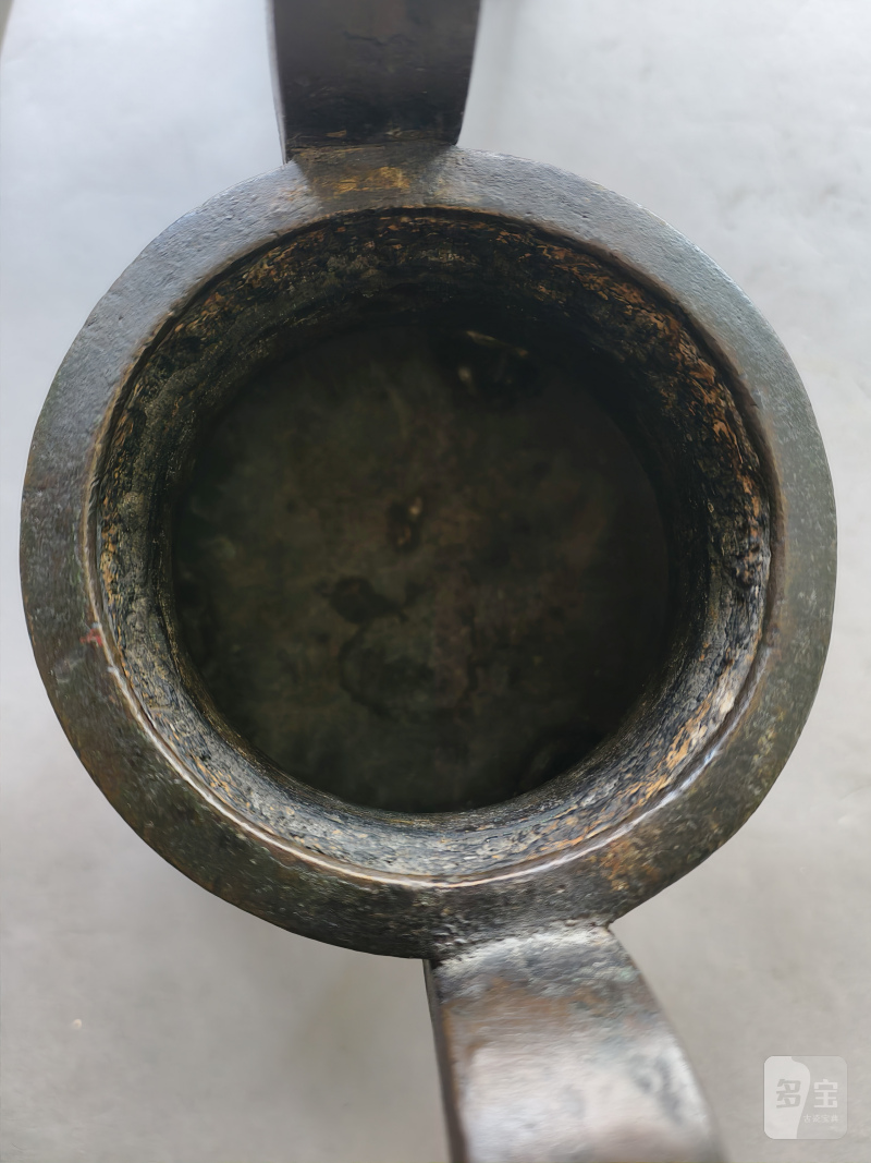 Two bronze incense burners, one on three legs, the second in the shape of a 'fang ding' - 图26